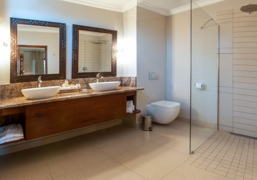 Deluxe Bathroom Ilala Lodge Hotel